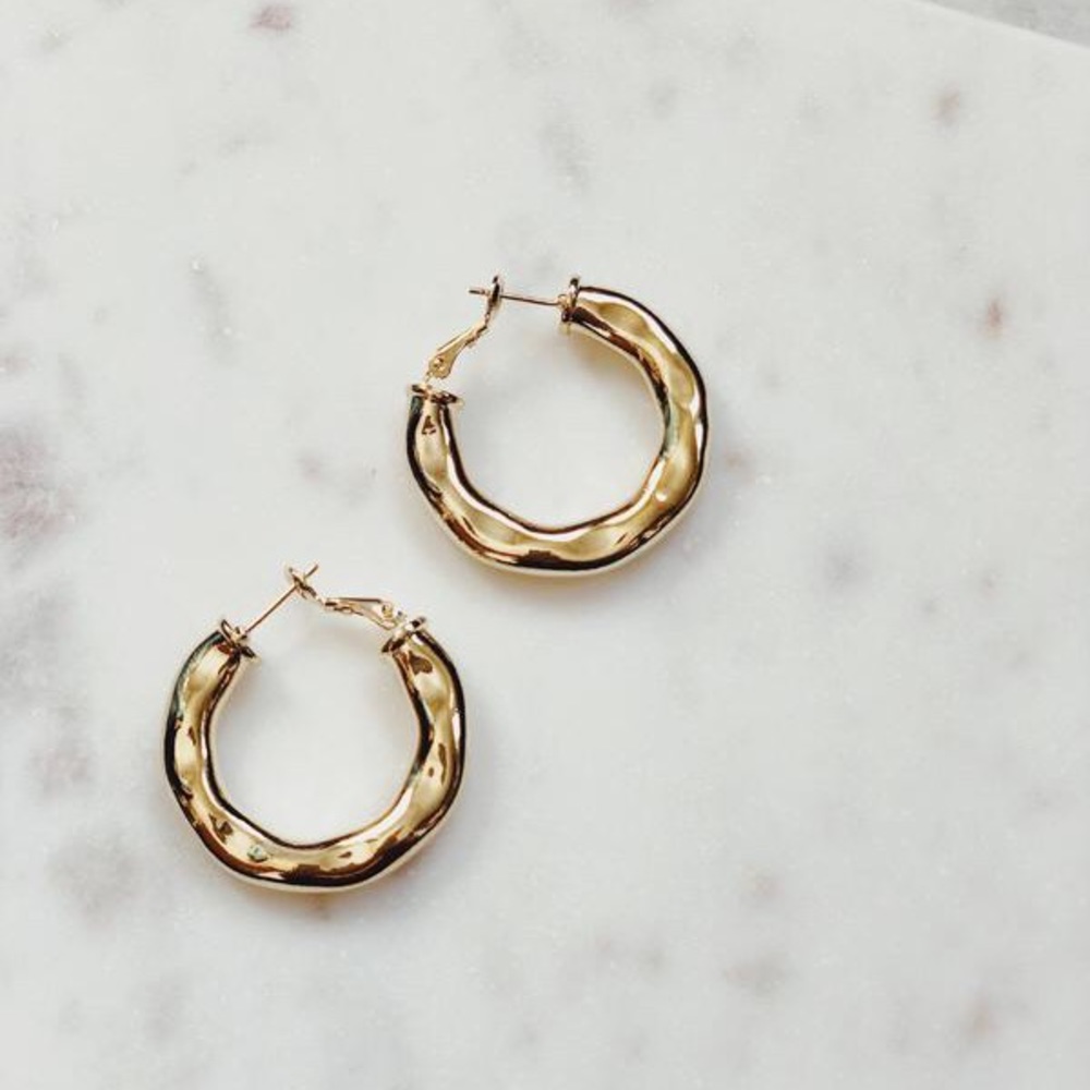 🆕Adella Metallic Hammered Gold Hoop Earrings - Picture 1 of 7